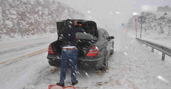 Antalya-Konya kara yolunda kar etkisini artırdı