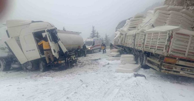 Antalya’da tır ile tanker çarpıştı: 1 yaralı