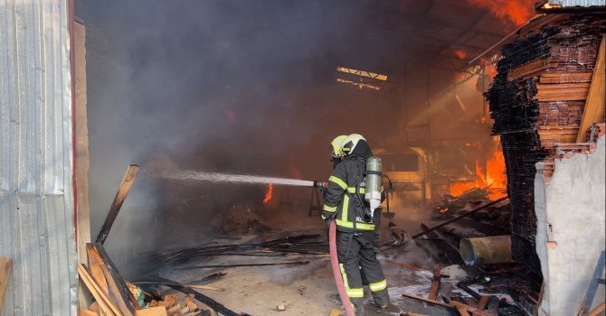 Burdur’da kereste fabrikası çıkan yangında küle döndü