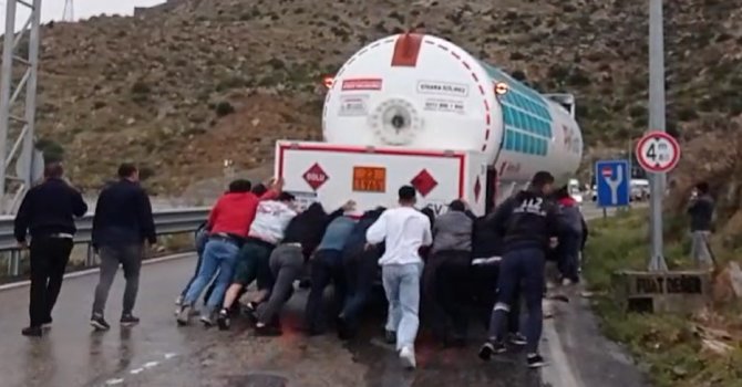 Yolu kapatan tankeri vatandaşlar elbirliğiyle iterek çekti