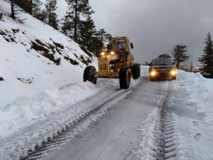 Alanya’da karla kapanan yollar açılıyor