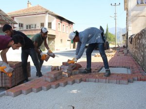 Finike Atatürk Caddesi’nde kaldırım çalışması sürüyor