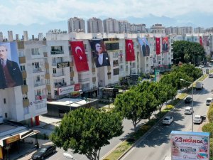 Bayraklarla donatıldı