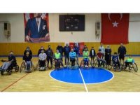 Engelleri basketbol oynayarak aşıyorlar