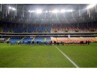 Adanaspor ve Adana Demirspor’un eski futbolcuları ’Şöhretler Karması’ maçında karşılaştı