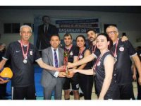 Voleybol turnuvasında Adana Çocuk Evleri Sitesi şampiyon oldu