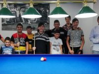 Zeytinköylü gençler ASSİM’de bilardo öğreniyor