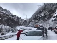 Artvin’de kar yağışı karayolunda ulaşımın aksamasına neden oldu