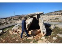 Binaları yerle bir eden deprem dolmen mezarlara hasar vermedi