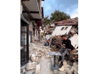 Depremde yerle bir olan eski Antakya sokaklarında "Hatıran Yeter" şarkısını söyledi