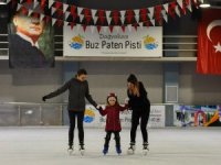 Antalya’nın çocukları buzda kaymayı öğreniyor