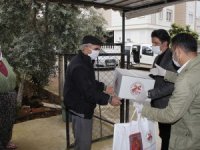 Başkan Turgay Genç yardım kolisi, dezenfektan ve maske dağıttı