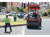 Depremin merkezinde sıcak havada asfalt döken işçilerin zorlu mesaisi