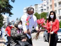 Muratpaşa, kıdemli kent sakinlerini sokakta çiçeklerle karşıladı