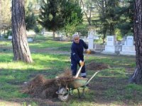 Mezarlıklarda bayram temizliği