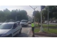 Polis sıkışan trafiği helikopterle tespit edip açtı