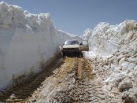 Göktepe Yaylasının karlı yolu açılıyor