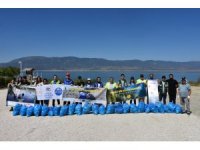 Gönüllü gençler Burdur Gölü kenarında temizlik yaptılar