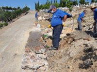 Büyükşehir mezarlıkları düzenli olarak temizliyor