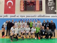 Konyaaltı Belediye Spor Kulübü Kadın Hentbol Takımı dolu dizgin