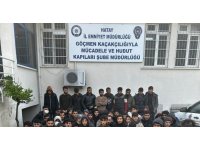 Minibüse ve arkasındaki römorka tıka basa doldurulan 53 kaçak göçmen yakalandı