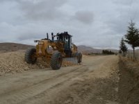 Korkuteli Karabayır grup yolunda stabilize yol çalışması