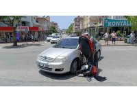 Otomobile çarpan motosiklet amuda kalkarak durdu: 2 yaralı