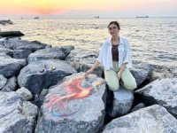 Akdeniz kıyısındaki dalga kıran kayalar ressam eliyle renkleniyor
