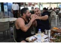 Adana’ya gelen turistler kebap yemeden dönmüyor