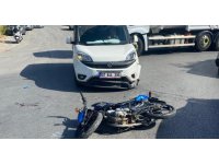 Hafif ticari araç ile motosiklet çarpıştı, motosiklet sürücüsü yaralandı