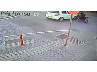 Otomobil ile motosikletin göz göre göre kazası kamerada