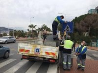 Alanya’da trafik levhaları tek tek elden geçiriliyor