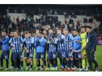 Adana Demirspor ilk galibiyetini coşkuyla kutladı