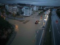 Manavgat’ta yoğun yağış etkili oldu, yollar göle döndü