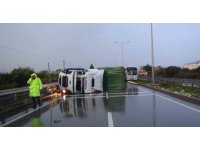 Mersin’de yağış nedeniyle kontrolden çıkan tır bariyere çarpıp devrildi