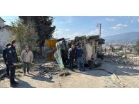 Antakya’da devrilen hafriyat kamyonunun sürücüsü yaralandı