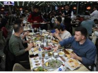 Adana’da ilk iftarda kebapçılar doldu taştı