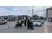 Burdur’da otomobil ile motosikletin çarpıştığı kazada kurye yaralandı